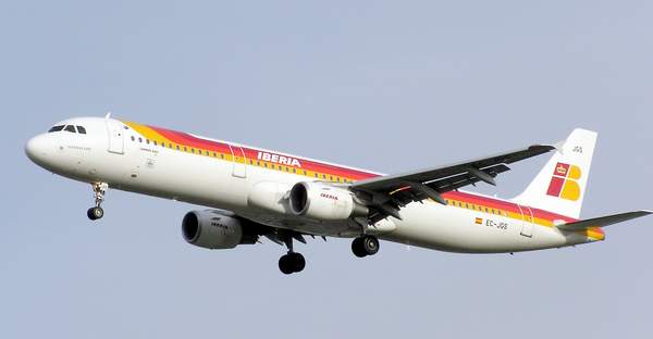 Iberia.a321-200.ec-jgs.arp