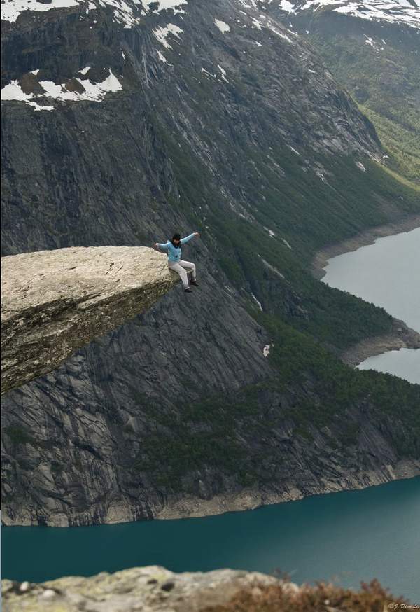 5.-Sitting-on-the-Trolltunga-rock-in-Norway