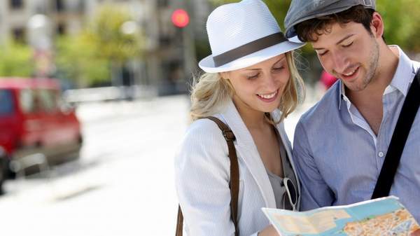 una-pareja-de-turistas-815x459