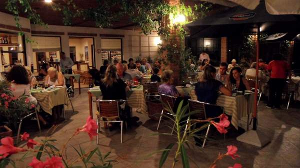 Puebosuizo-restaurant-de-noche-1024x576